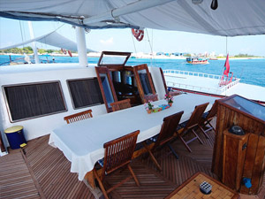 Liveaboard Sailing Tours to Uninhabited Maldives Island